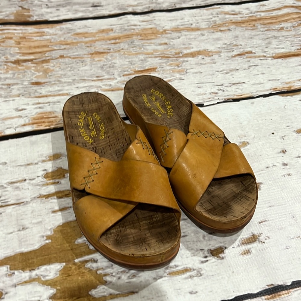 Kork ease sandal. Mustard color.